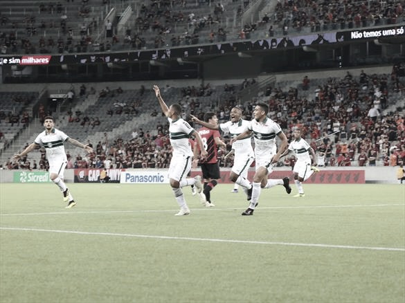 Em jogo marcado por polêmicas nos bastidores, Coritiba vence Athletico