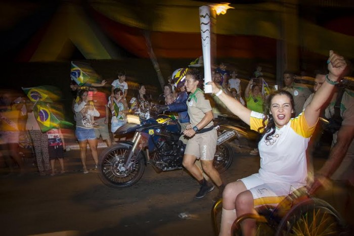 Jane Karla emociona Goiânia conduzindo a tocha dos Jogos Olímpicos Rio 2016