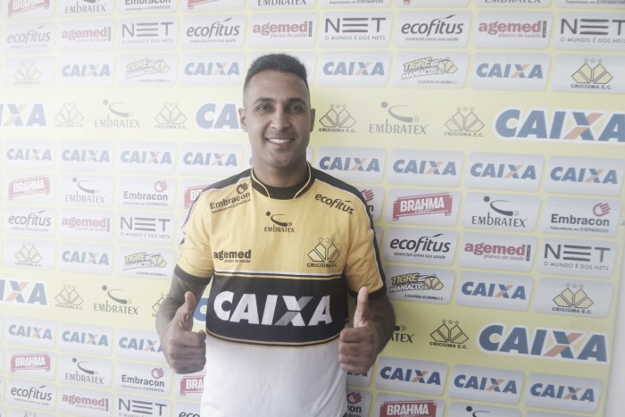 Atacante Fabinho Alves chega ao Criciúma falando em acesso: “Time que quer subir tem que ter elenco”