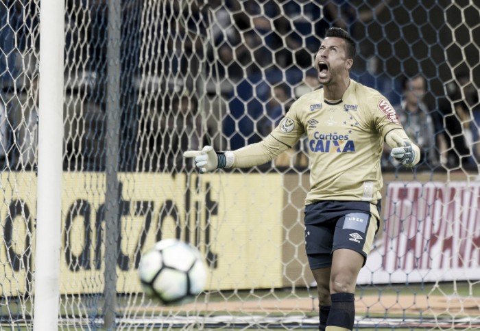 Por mais dois anos: Fábio renova contrato com Cruzeiro até 2019