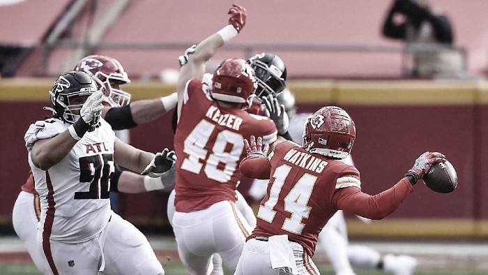 Los Chiefs sufren, pero vencen a
los Falcons y aseguran la cima de la AFC Los Chiefs sufren, pero vencen a
los Falcons y aseguran la cima de la AFC