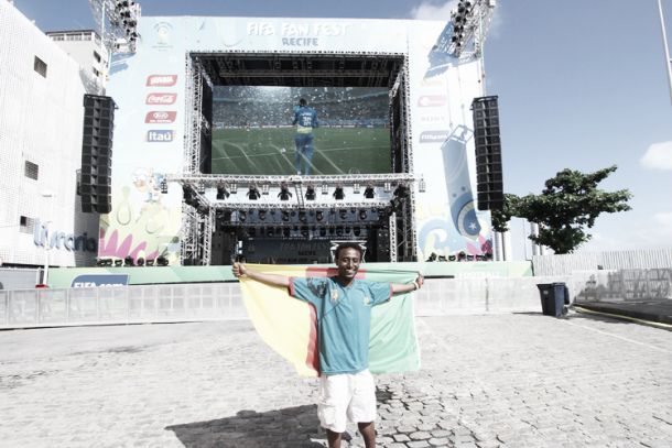 Solitário, camaronês acompanha a derrota de sua seleção na Fan Fest de Recife