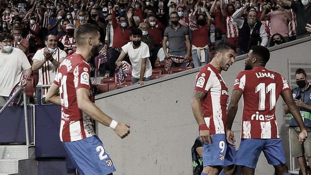 Suárez marca, Atlético de Madrid derrota Barcelona e aumenta pressão sob Koeman
