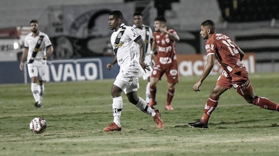 Com gol de pênalti polêmico nos acréscimos, Vila Nova arranca empate contra Ponte Preta