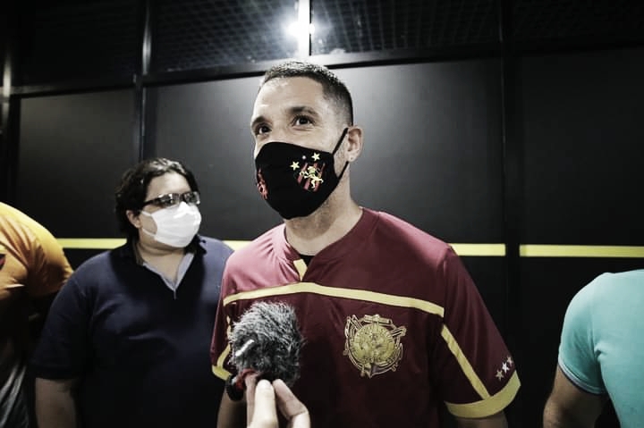 Thiago Neves chega ao Recife para assinar com Sport; contrato é até o fim do Brasileirão Thiago Neves chega ao Recife para assinar com Sport; contrato é até o fim do Brasileirão