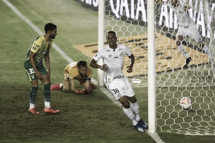 Lucas Braga se emociona e comemora primeiro gol pelo Santos: "Sonho realizado"