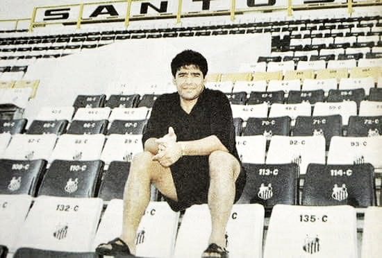 Santos homenageia Maradona e lembra que quase contratou ídolo argentino em 1995