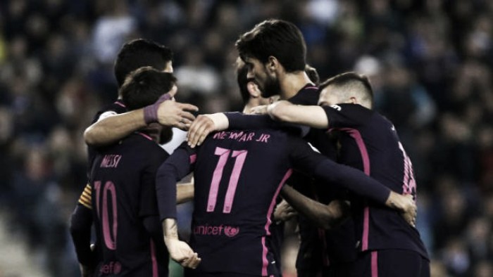 El Barça golea en el derbi para seguir peleando