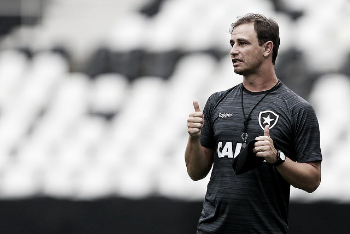 Felipe Conceição prevê 'dificuldade para os dois lados' em primeiro clássico pelo Botafogo