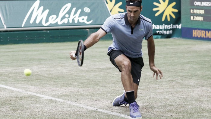 Federer bate Mayer com facilidade e vai às semis em Halle