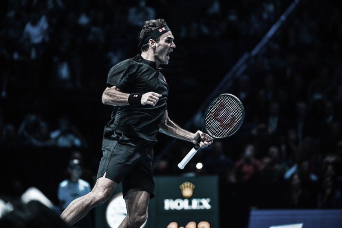 Federer vence Djokovic pela primeira vez em quatro anos e avança às semis do ATP Finals