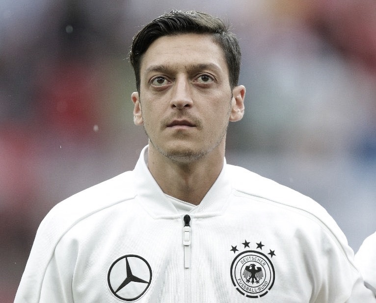 Mesut Özil cuelga las botas