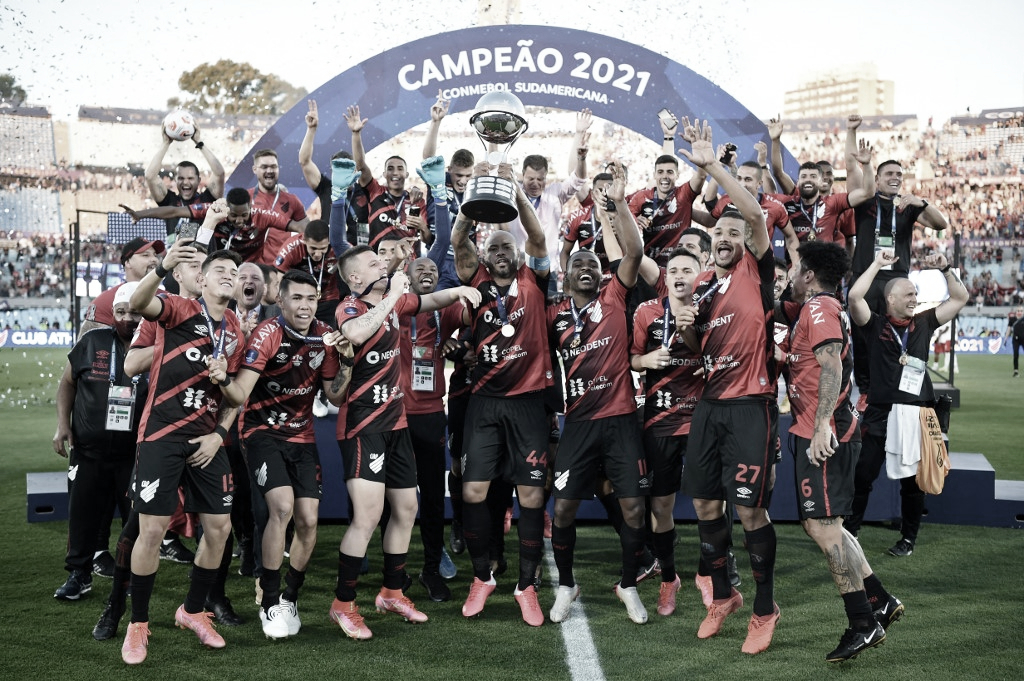 Nikão decide com golaço, Athletico supera Bragantino e
conquista bicampeonato da Copa Sul-Americana