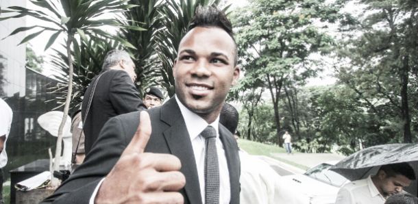 Fernandinho chega a Porto Alegre para realizar exames médicos e assinar contrato com o Grêmio