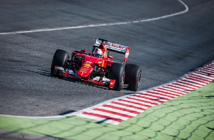 Vettel recorre 156 vueltas con los nuevos Pirelli en el Ferrari del 2015