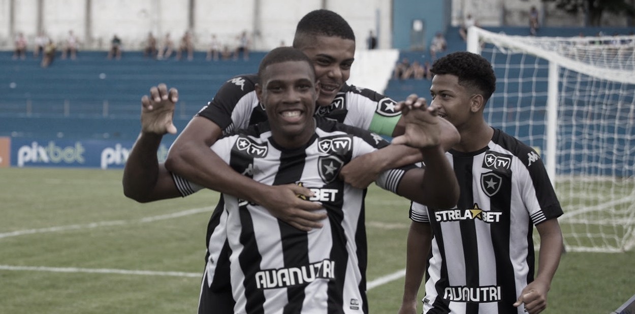 Com 2 jogadores a menos e golaço de Dudu, Botafogo vence o Velo Clube -  Botafogo Futebol SA