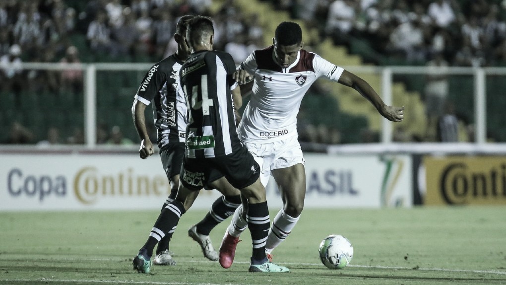 Em jogo truncado, Figueirense vence Fluminense e abre vantagem na Copa do Brasil