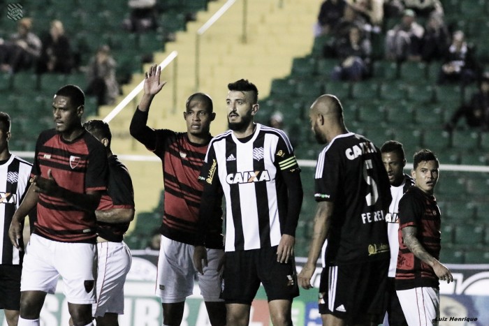 Atacante Robinho destaca empenho do Figueirense mesmo com empate em casa