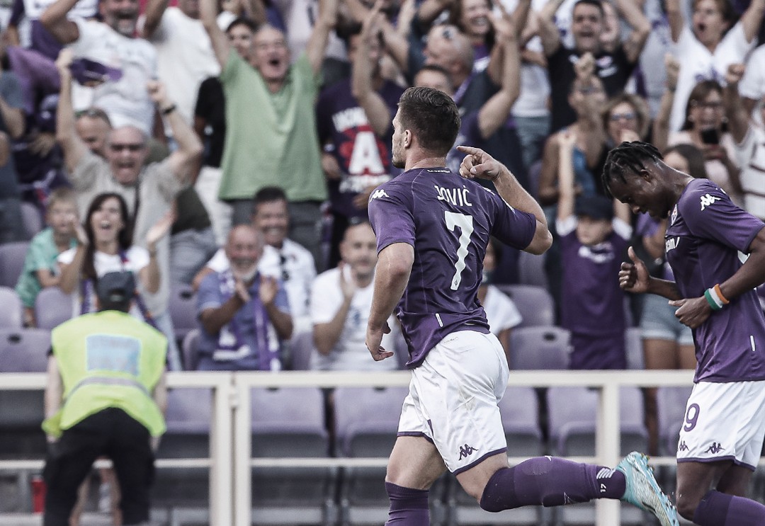 Fiorentina conta com falha de goleiro rival no fim e bate caçula Cremonese na estreia da Serie A