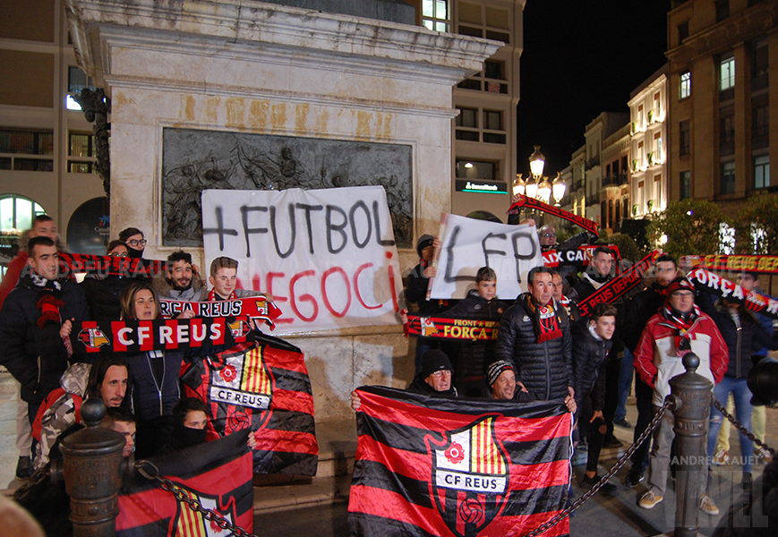 Los aficionados del CF Reus
se manifiestan tras ser expulsados de LaLiga