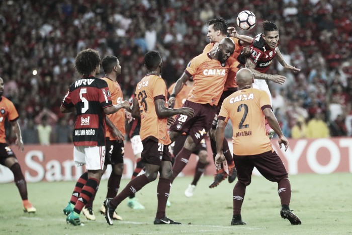 Atlético-PR e Flamengo medem forças em duelo pela liderança do Grupo 4
