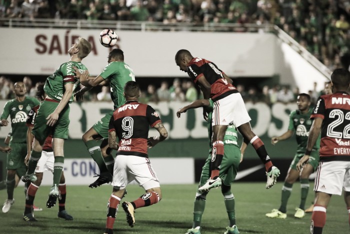 Flamengo e Chapecoense empatam sem gols e definição fica para a Ilha do Urubu