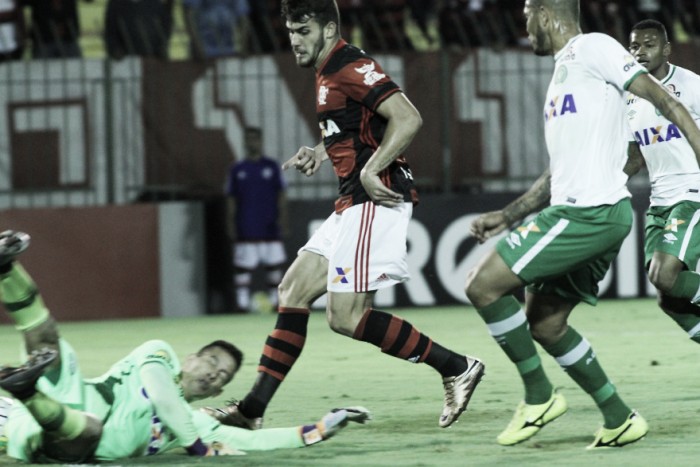Com arbitragem polêmica, Flamengo arranca empate contra Chapecoense nos acréscimos
