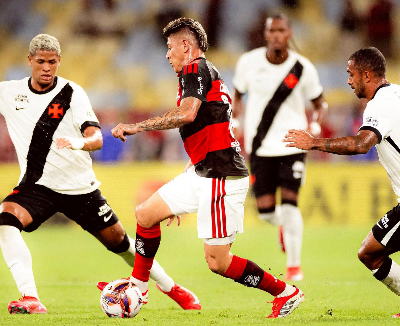 Com os titulares, Flamengo vence o clássico contra o Vasco pelo Campeonato Carioca Com os titulares, Flamengo vence o clássico contra o Vasco pelo Campeonato Carioca