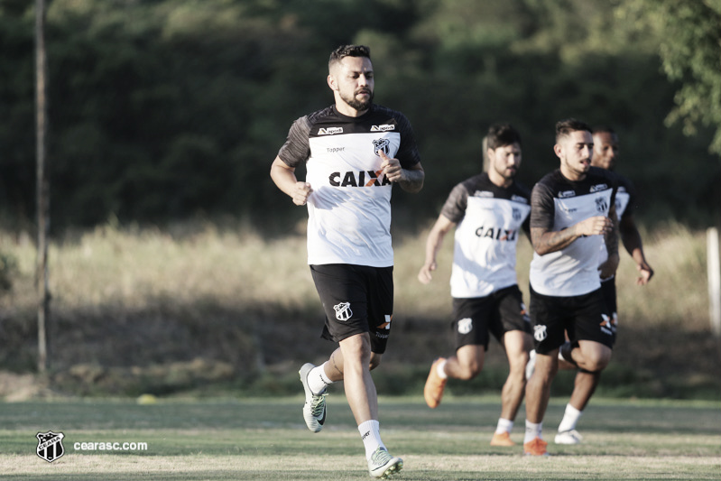 Felipe Azevedo lamenta chances perdidas, mas ressalta que Ceará "segue vivo na briga" Felipe Azevedo lamenta chances perdidas, mas ressalta que Ceará "segue vivo na briga"