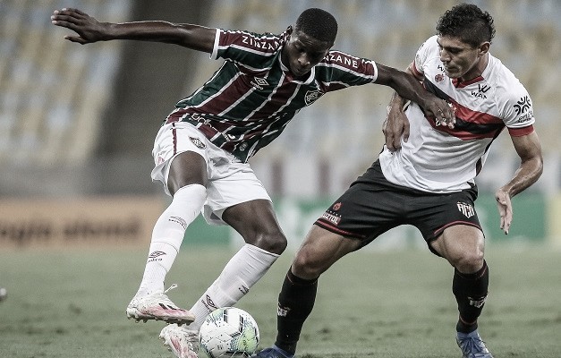 Em jogo de pouca inspiração, Fluminense vence Atlético-GO graças a gol contra