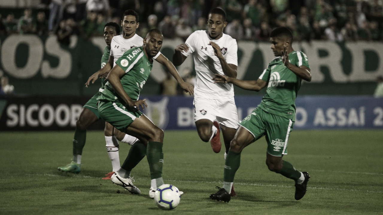 Ameaçados pela queda, Fluminense e Chapecoense fazem jogo de "seis pontos" Ameaçados pela queda, Fluminense e Chapecoense fazem jogo de "seis pontos"
