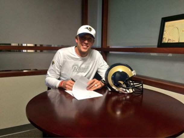 St. Louis Rams estende contrato com quarterback Nick Foles até 2017
