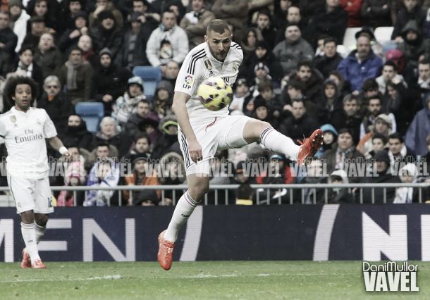 Com dois de Benzema, Real Madrid derrota Sociedad e continua na liderança da Liga