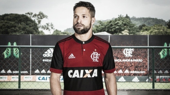 Adidas explica logo descentralizado no uniforme do Flamengo: "Visibilidade televisiva"