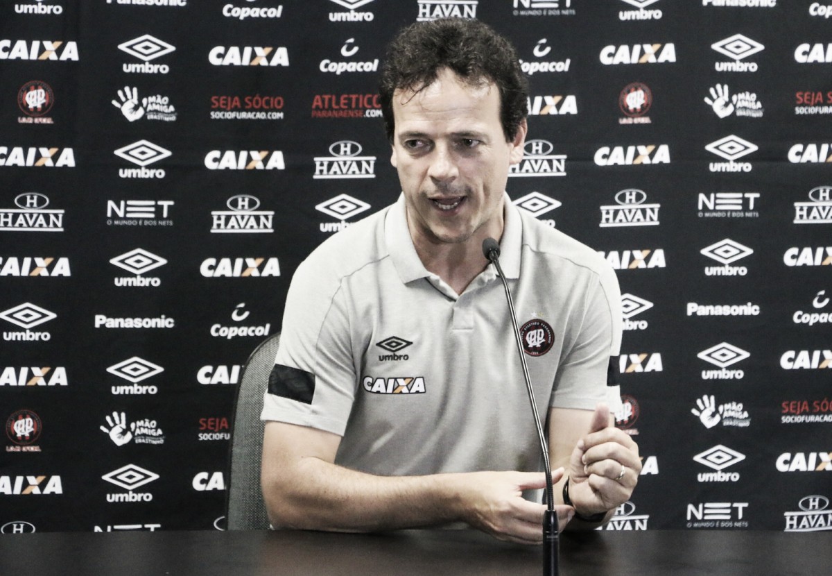 Diniz critica jogo 'lateralizado' do Atlético-PR, mas ressalta boa atuação diante do Bahia Diniz critica jogo 'lateralizado' do Atlético-PR, mas ressalta boa atuação diante do Bahia