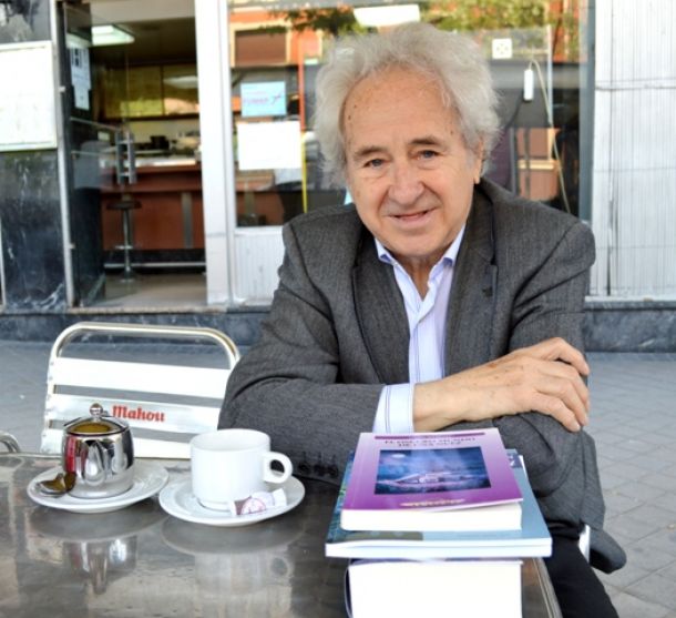 Entrevista. Nicolás del Hierro: "La poesía se eleva empíricamente con la evolución social"