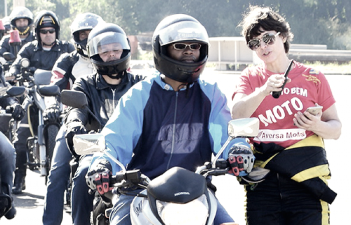 Buscando conscientização sobre saúde no trânsito Suzane Carvalho volta ao motociclismo