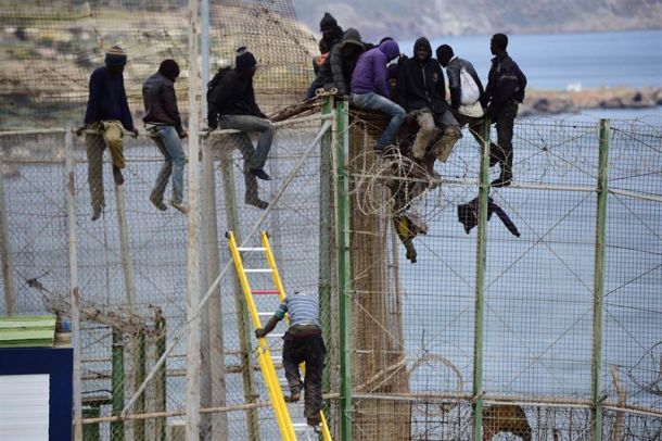 Una treintena de inmigrantes logra entrar en Melilla