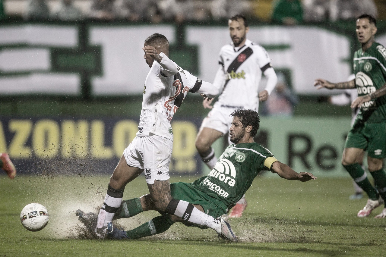 Debaixo de forte chuva, Chapecoense e Vasco empatam sem gols