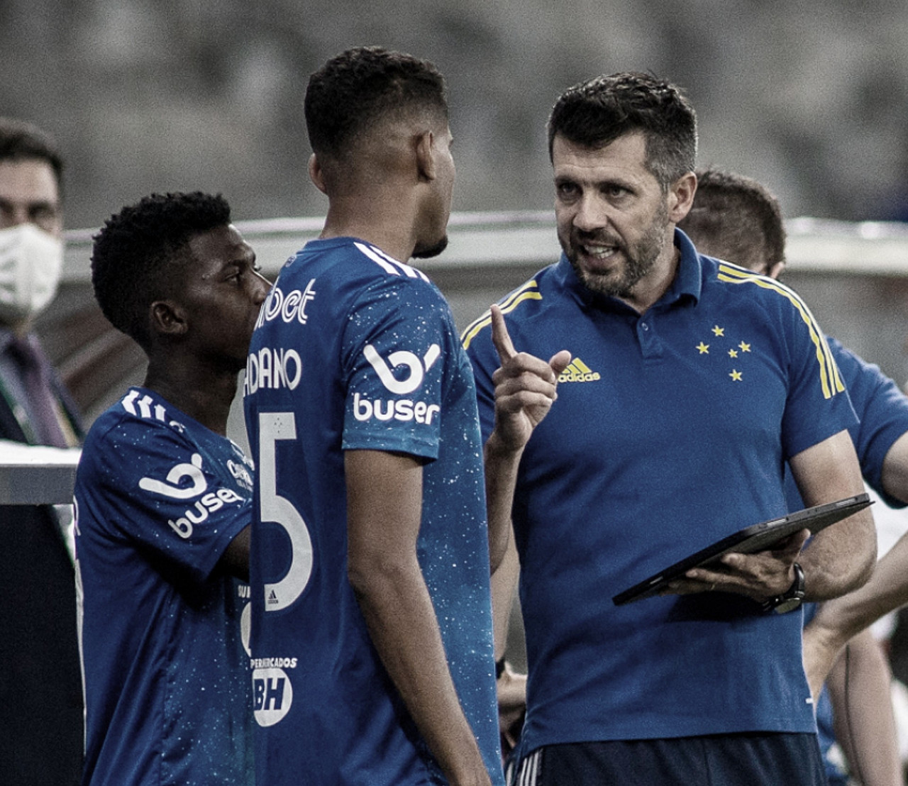 Paulo Pezzolano lamenta gols perdidos do Cruzeiro em revés contra Remo: "Quando se tem oportunidade, tem que fazer"