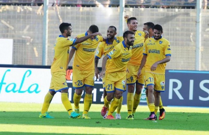 Serie B - Dionisi scaccia lo stregone al minuto 95 e regala il primato al Frosinone: Benevento al tappeto