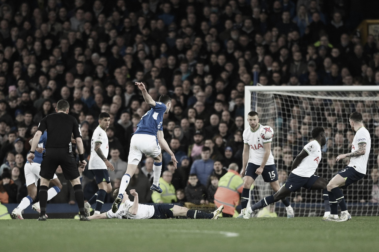 Em jogo com duas expulsões, Everton busca empate contra Tottenham