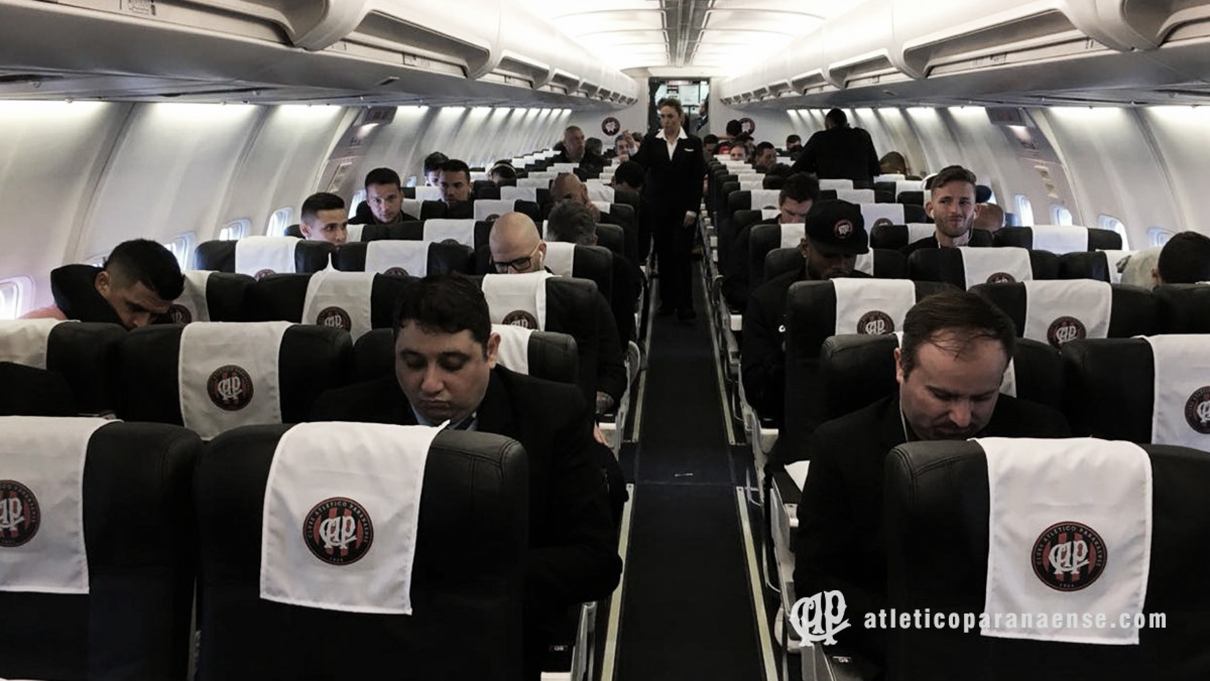 Atlético-PR embarca para enfrentar o Caracas e organiza doações a venezuelanos Atlético-PR embarca para enfrentar o Caracas e organiza doações a venezuelanos