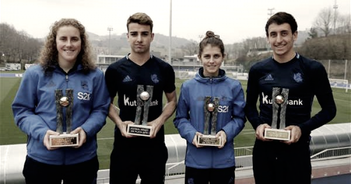 Jugadores de la Real reciben el premio 'Fútbol Draft'