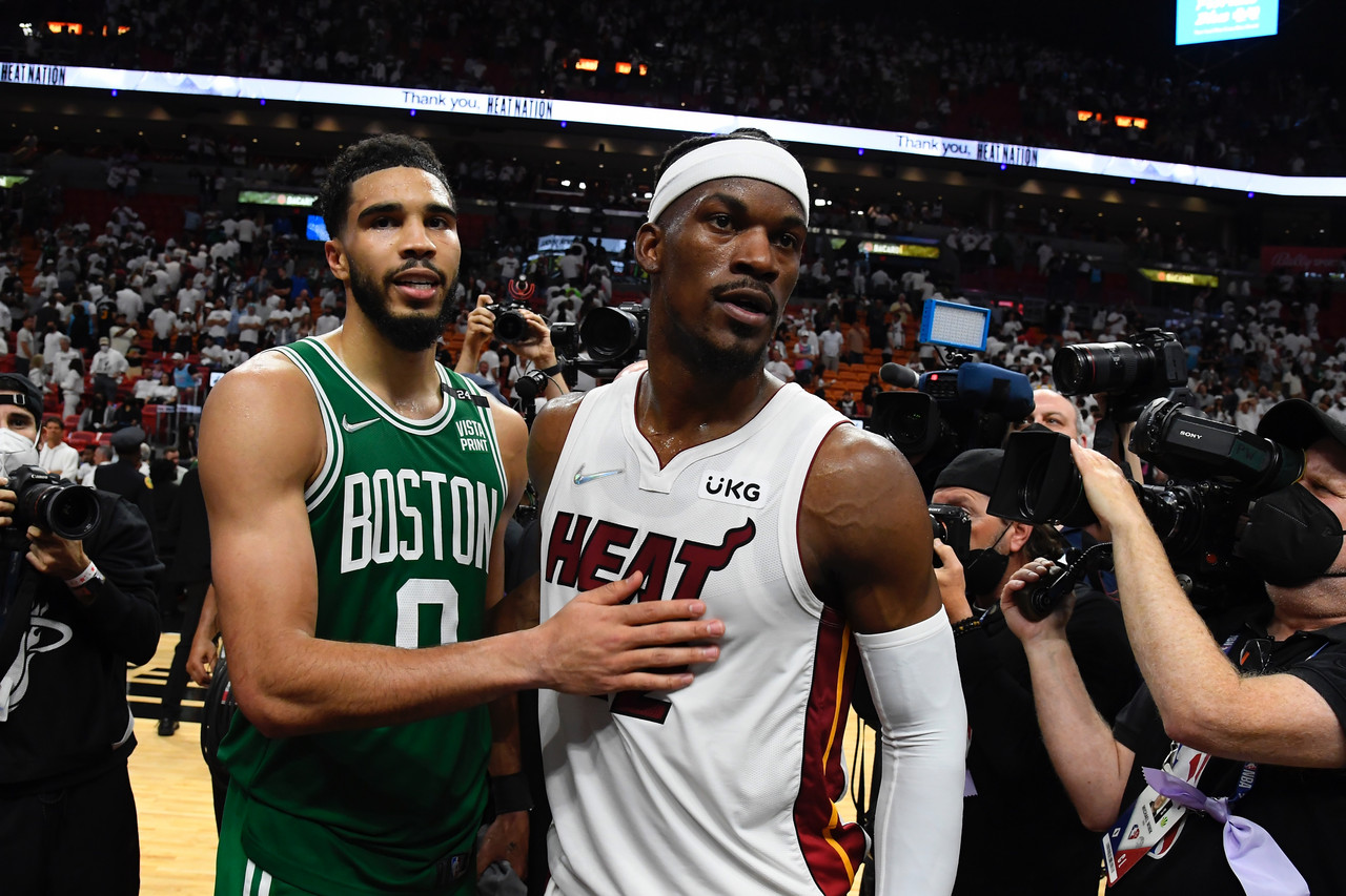 Los Boston Celtics ganan en Miami y acarician el milagro