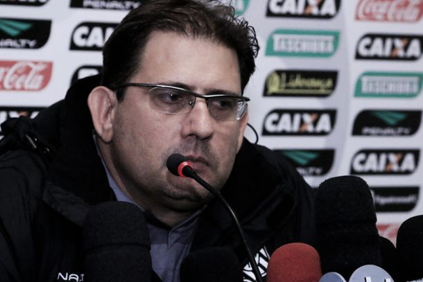 Figueirense anuncia a demissão do técnico Guto Ferreira