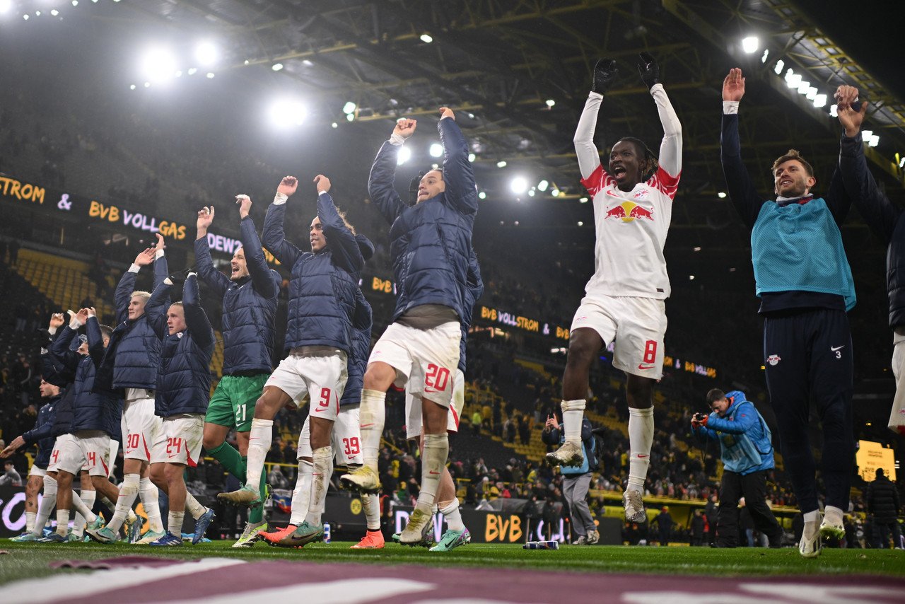 Loïs Openda of RB Leipzig controls the ball during the UEFA