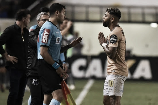 Gabigol reclama da arbitragem após empate do Santos: "Todo mundo viu que foi pênalti"