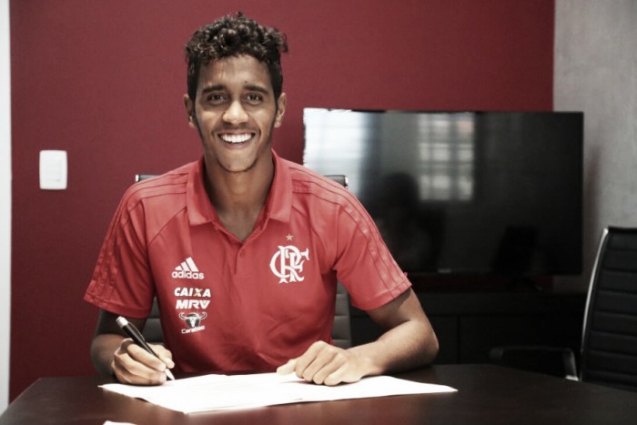 Questionado por parte da torcida, atacante Gabriel renova contrato com Flamengo