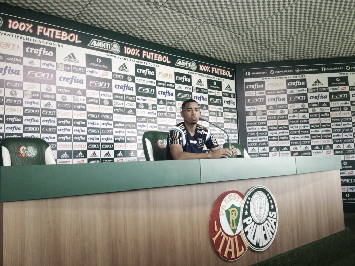Artilheiro do Palmeiras, Gabriel Jesus analisa duelo com Santos: "Pensaremos somente na vitória"